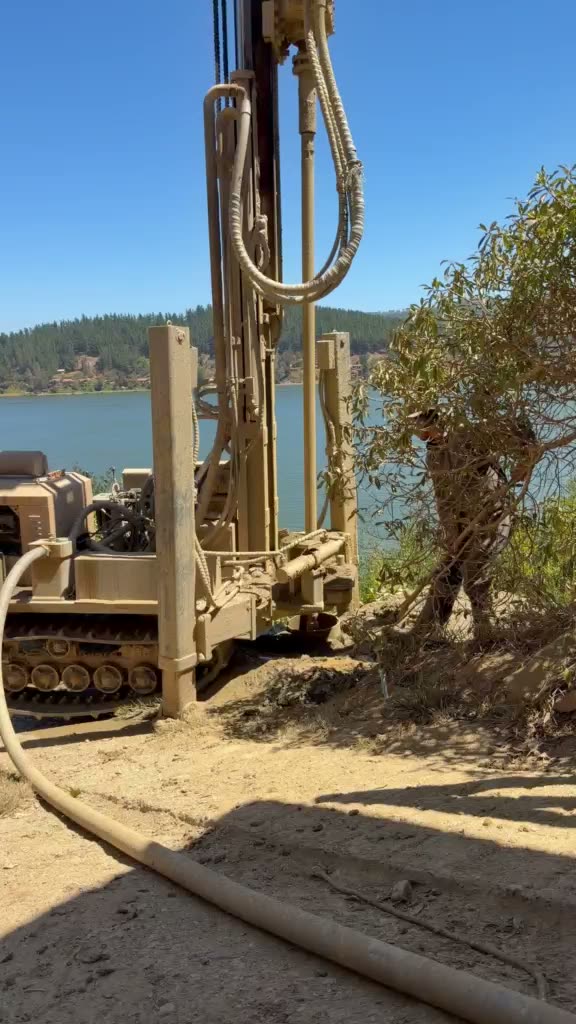 M&aacute;quina perforadora trabajando a orillas del Lago Vichuqu&eacute;n